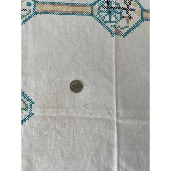 Vintage cotton farmhouse tablecloth 49x46 cottage core linens textiles fabric - Picture 6 of 9